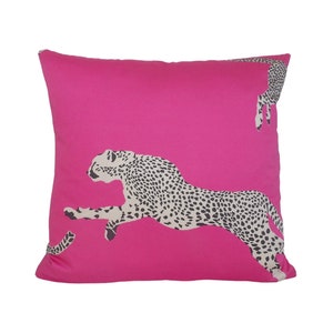 Kussensloop Scalamandre Leaping Cheetah: felroze sierkussen met dierenprint