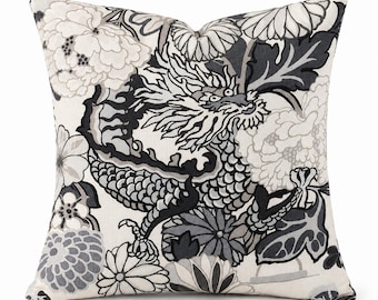 Schumacher Chiang Mai Drachen-Kissenbezug | Rauchgraues Leinen-Designer-Zierkissen | Asiatisches Chinoiserie-Dekor | Luxuriöser Kissenbezug
