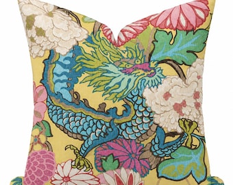 Schumacher Chiang Mai Drachen-Kissenbezug, gelbes Designer-Leinen-Dekokissen, Kissenbezug mit Drachenmotiv im Chinoiserie-Stil, Sonderanfertigungen