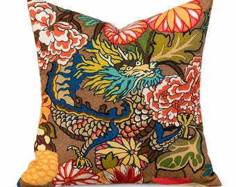 Schumacher Chiang Mai Drachen-Kissenbezug | Designer-Leinenkissen in Mokka | Luxuriöses Dekokissen | Chinoiserie-Dekor