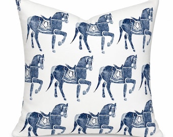 Funda de almohada Schumacher Marwari Horse, almohada decorativa de lino con estampado de bloques azul marino, almohada de diseño, decoración estilo chinoiserie.