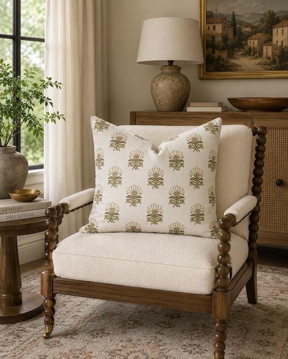Kissenbezug mit grünem Blumenmuster | Luxuriöses Leinen-Dekokissen | Englischer Landhausstil | Dekoratives Kissen mit botanischen Akzenten | Doppelseitiger Kissenbezug