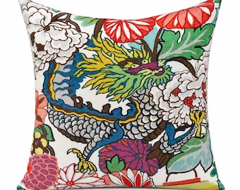 Schumacher Chiang Mai Drachen-Kissenbezug | Alabasterfarbenes Chinoiserie-Leinen-Dekokissen | Designer-Drachen-Akzentkissen | Rückseite aus elfenbeinfarbenem Leinen