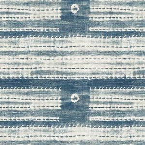 Puede incluir: Una tela textil con un patr&oacute;n repetitivo de rayas horizontales en azul &iacute;ndigo y blanco. El dise&ntilde;o incluye bandas difusas de estilo tie-dye con peque&ntilde;os motivos circulares blancos espaciados uniformemente sobre la superficie del material tejido.