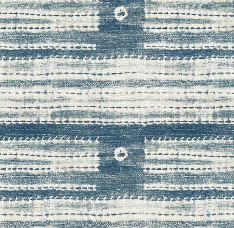 Puede incluir: Una tela textil con un patr&oacute;n repetitivo de rayas horizontales en azul &iacute;ndigo y blanco. El dise&ntilde;o incluye bandas difusas de estilo tie-dye con peque&ntilde;os motivos circulares blancos espaciados uniformemente sobre la superficie del material tejido.
