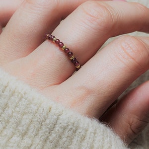 Handmade ring made of garnet with golden details, elastic ring, gift, jewelry, gemstone, healing stone, natural