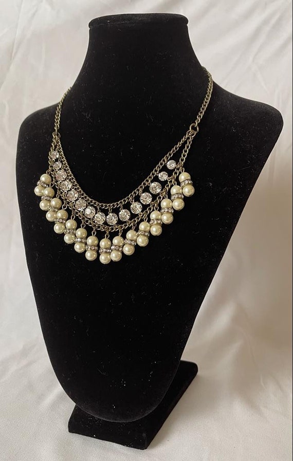 Silver and pearl necklace.