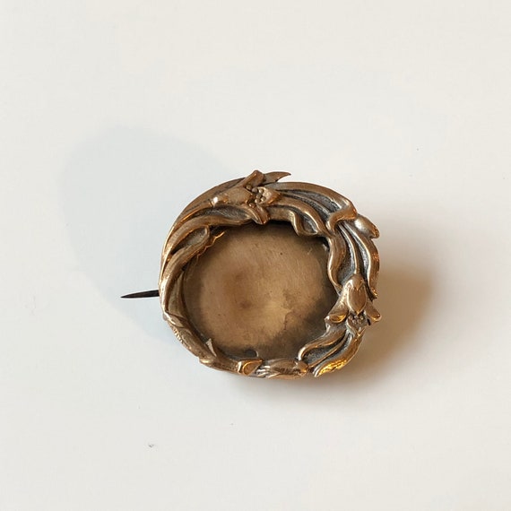 Old brooch for picture