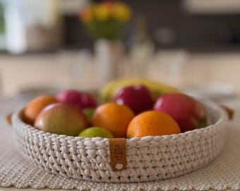 Bandeja de crochet hecha a mano: cordón de algodón beige, asas de cuero