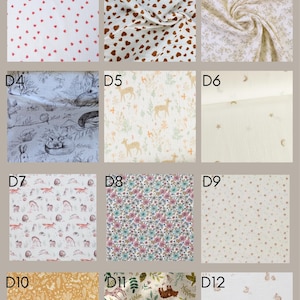 K&ouml;nnte beinhalten: Ein Raster aus zw&ouml;lf Stoffmustern aus Baumwoll-Doppelgaze, beschriftet von D1 bis D12, mit verschiedenen Mustern wie kleinen Herzen, Blumenprints, Waldtieren, Sternen, Monden und botanischen Motiven auf wei&szlig;en und farbigen Hintergr&uuml;nden.