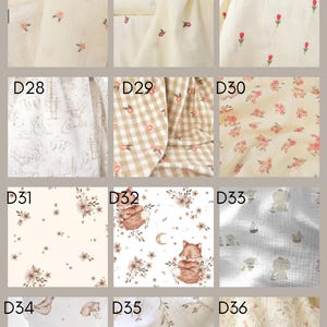 K&ouml;nnte beinhalten: Ein Raster aus zw&ouml;lf Stoffmustern aus doppeltem Baumwollmusselin, beschriftet von D25 bis D36. Die Muster umfassen kleine Blumenprints, Vichy-Karos, Waldtiere, F&uuml;chse, B&auml;ren, Segelboote und botanische Motive in verschiedenen weichen, neutralen Farben.