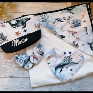 kit naissance bébé, cape de bain, trousse de toilette, chausson, bavoir bandana