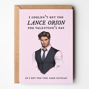 Può includere: Un biglietto di San Valentino con sfondo rosa e busta marrone. Il biglietto presenta un'illustrazione di un uomo con gilet e cravatta, con il testo "I COULDN'T GET YOU LANCE ORION FOR VALENTINE'S DAY SO I GOT YOU THIS CARD INSTEAD."
