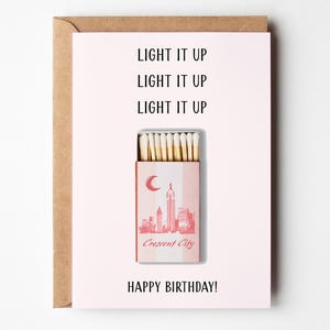 Carte d'anniversaire numérique Bryce Quinlan de Crescent City | Pochette d'allumettes vintage Light It Up | Cadeau livresques romantiques | Fan art de Sarah J Maas
