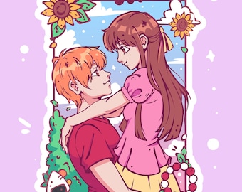 Puede incluir: Una ilustración de dibujos animados de una pareja enamorada. La mujer tiene el pelo largo y castaño y lleva un vestido rosa. El hombre tiene el pelo corto y naranja y lleva una camisa roja. Están de pie en un marco con un cielo azul y nubes en el fondo.