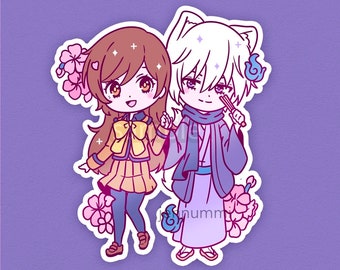 Puede incluir: Una pegatina con una ilustración de dibujos animados de dos personajes de anime. El personaje femenino tiene el pelo largo y castaño, lleva un uniforme escolar amarillo y marrón y sostiene una flor. El personaje masculino tiene el pelo blanco, lleva un kimono morado y azul y sostiene un palo. Ambos personajes están rodeados de flores rosas.