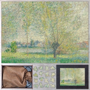 Puede incluir: Un rompecabezas de madera que representa una pintura de un paisaje con árboles y un río. El rompecabezas es de color marrón claro y viene en una caja con una bolsa de tela marrón y un pequeño marco con una imagen de un paisaje similar.
