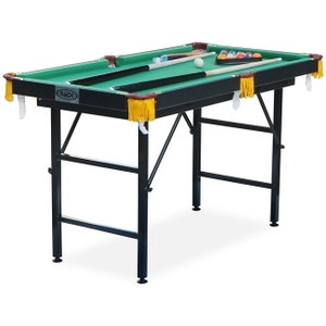 Könnte beinhalten: Ein Billardtisch mit grünem Filz, schwarzen Beinen und einem schwarzen Rahmen. Der Tisch hat einen Satz Billardkugeln und zwei Queues darauf. Der Tisch hat ein "RACK"-Logo an der Seite.