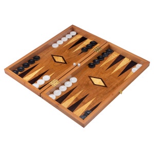 Könnte beinhalten: Ein Backgammon-Spiel aus Holz mit einem braunen und schwarzen Brett, weißen und schwarzen Spielsteinen und zwei Würfeln. Das Brett ist geöffnet und die Spielsteine sind in Spielposition angeordnet.