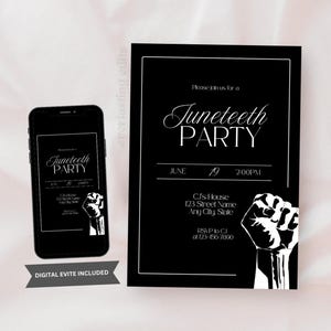 Puede incluir: Una tarjeta de invitación para una fiesta de Juneteenth en blanco y negro y una invitación digital a juego en la pantalla de un teléfono inteligente. El diseño presenta un gráfico de un puño levantado, texto blanco que dice Please join us for a Juneteenth PARTY, June 19, 2:00PM, y detalles de dirección y RSVP.