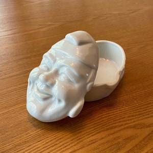 Plato vintage japonés con cara sonriente de Noh, decorativo