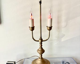 Lámpara de escritorio o mesa eléctrica de latón vintage con dos brazos
