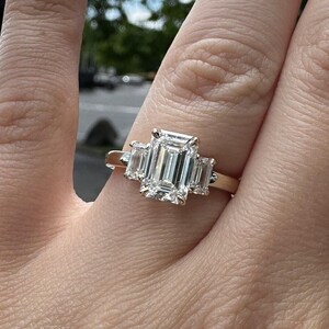Ehering mit drei Steinen Smaragdschliff Diamant Verlobungsring 18k Gelbgold Jubiläumsgeschenk Klassischer Diamantring für Frau E / VS1