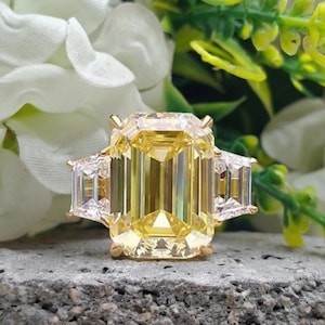 Anillo de circonita cúbica con corte esmeralda amarillo canario / Anillo de compromiso de tres piedras / Anillo con aspecto de diamante amarillo de 12 x 10 mm / Anillo de racimo de oro de 14 quilates