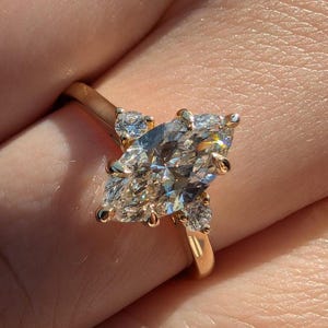 Drei Stein Marquise Cut Lab gewachsen Diamant Verlobungsring Art-Deco-Stil Ehering 2.0 CTW Solid Gelbgold Ring für Frau E / VVS Ring