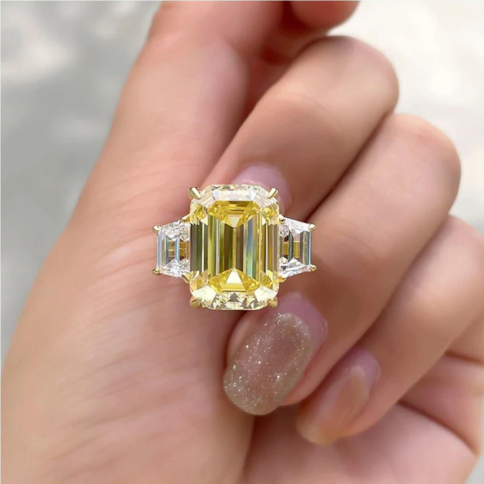 Emerald yellow diamond ring discount