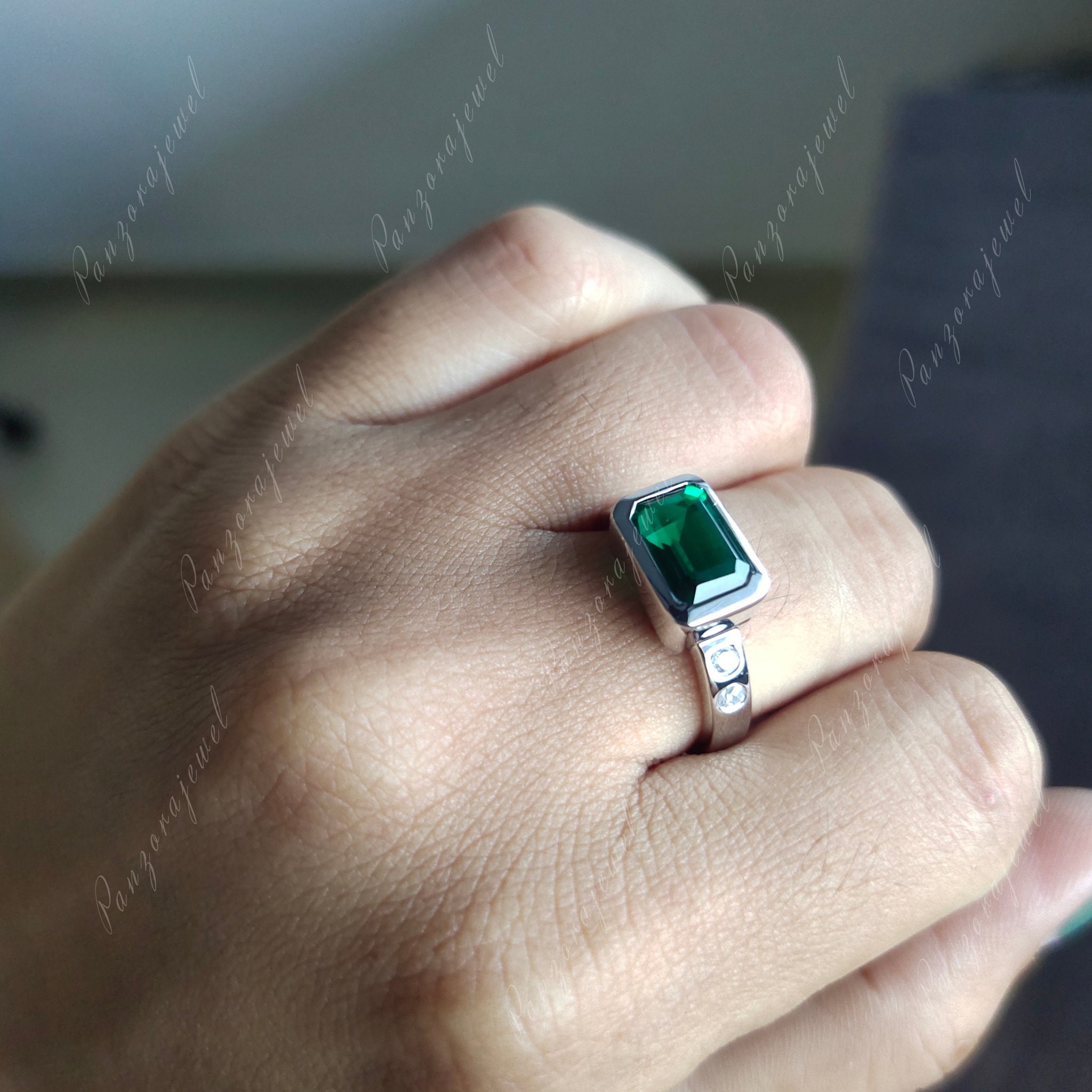 イーストウエストグリーンエメラルドエンゲージリング 8*6 mm