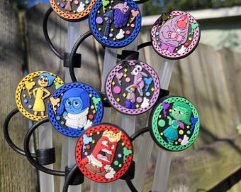 Könnte beinhalten: Satz von neun bunten Silikon-Strohhalm-Toppern mit Figuren aus dem Animationsfilm Inside Out. Jeder Topper ist ein runder Kreis mit einer anderen Figur, darunter Freude, Traurigkeit, Wut, Angst, Ekel, Bing Bong und andere. Die Topper sind an durchsichtigen Plastikstrohhalmen befestigt.