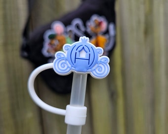 Adornos para pajitas con forma de carroza azul de Cenicienta. Tamaño estándar (8 mm) y tamaño grande (10 mm).