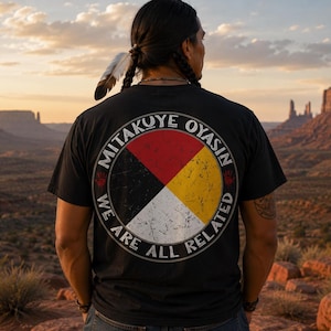 Baksidestryck Mitakuye Oyasin Vi är alla släkt Medicinhjul Ursprungsbefolkningens ursprungsbefolkning Amerikanskt arv Unisex Klassisk T-shirt