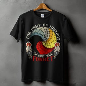 Camiseta clássica unissex "A parte da história dos nativos americanos que jamais devemos esquecer"
