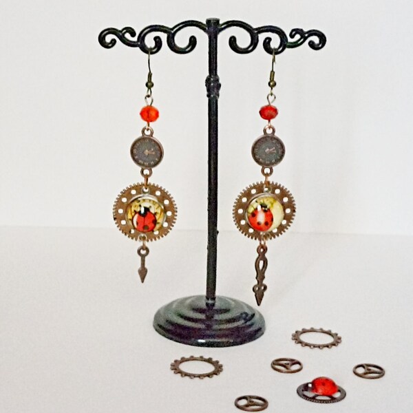 Boucles d'oreilles asymétrique, bronze, cuivre, rouge, steampunk, rouages, cabochons, coccinelles, horloge, vintage, rétro