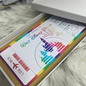 La surprise des Fêtes révèle un billet de carte d'embarquement, un billet clinquant, un week-end surprise, un faux billet de carte d'embarquement
