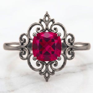Art-déco-Ring mit Laborrubin, Kissenschliff 8 mm, Statement-Ring aus Sterlingsilber mit filigranem Muster