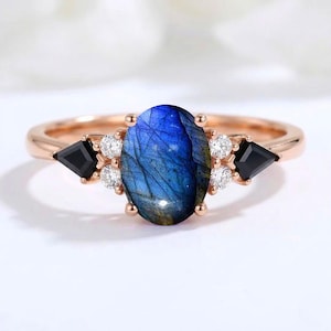 Ovale roségouden ring labradoriet met zwarte onyx – Celestial Moissaniet-band