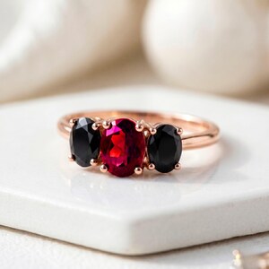 Ruby ovale ring met drie stenen, roségoud vermeil, art deco verlovingshuwelijksvrouwen
