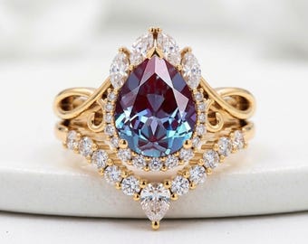 Anillo de compromiso con alejandrita en forma de pera, chapado en oro rosa de 14k, estilo Art Déco vintage, anillo hecho para tu pareja, conjunto de regalo nupcial Halo para ella.