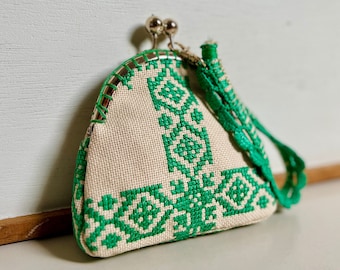 Un mantel de punto de cruz de Reclaimed se convierte en un mini bolso de mano triangular de onigiri