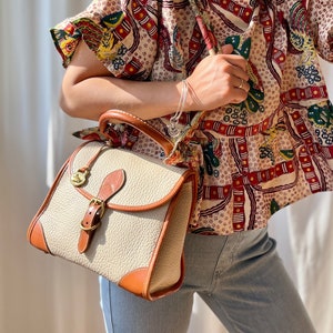 Bolso de mano vintage Dooney & Bourke AWL de piel granulada en color hueso/bronceado británico R47, tipo cartera con asa superior y correa de hombro personalizada