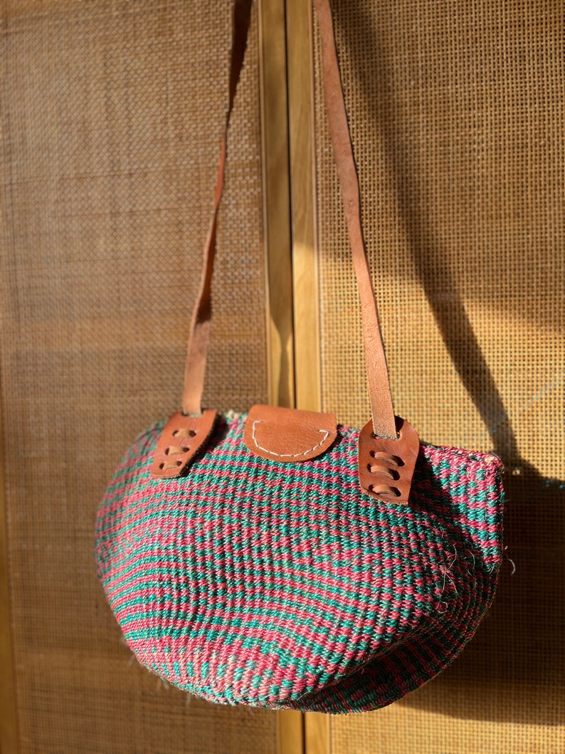 Vintage 90s African handmade Raffia Shopper, large tote bag crossbody flat market eco bag image 8