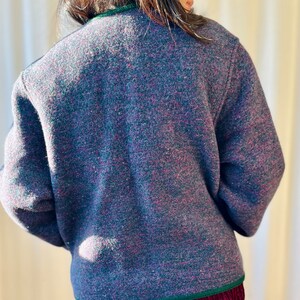 Cardigan minimaliste en laine bouillie vintage des années 80 en violet végétal avec garniture tricotée vert forêt et boutons dorés image 7