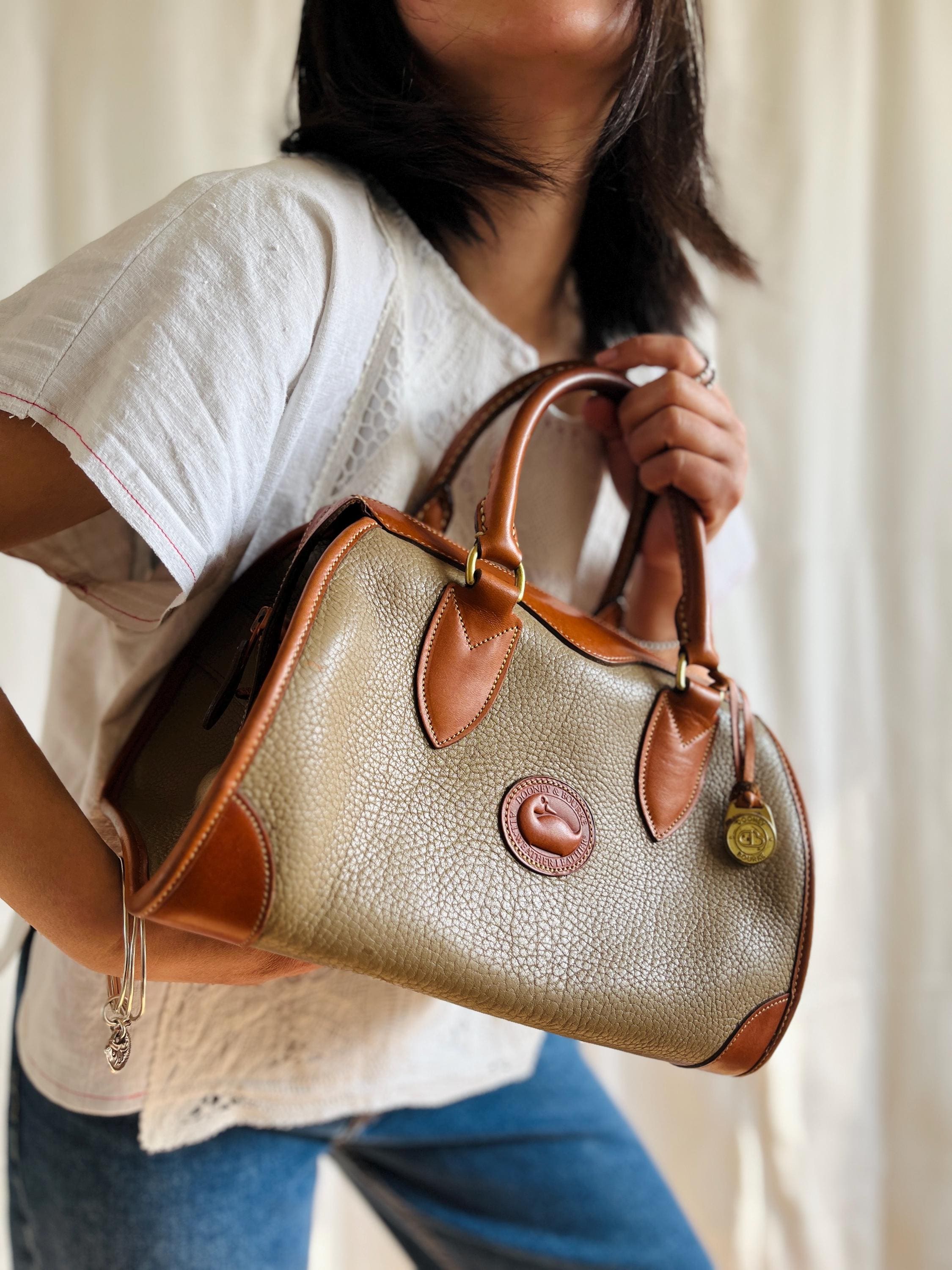 Pochette Dooney & Bourke – Bleu Marine Et Marron – Avec Sangle – Femme