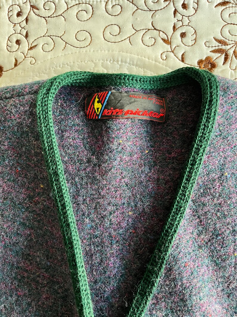 Cardigan minimaliste en laine bouillie vintage des années 80 en violet végétal avec garniture tricotée vert forêt et boutons dorés image 9