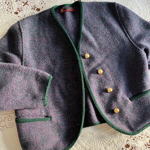 Cardigan minimaliste en laine bouillie vintage des années 80 en violet végétal avec garniture tricotée vert forêt et boutons dorés image 8