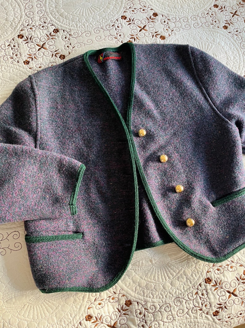 Cardigan minimaliste en laine bouillie vintage des années 80 en violet végétal avec garniture tricotée vert forêt et boutons dorés image 8