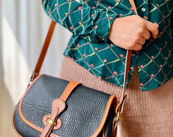 Vintage Dooney & Bourke AWL Pebbled Leather Black/british Vintage Dooney & Bourke AWL Pebbled Leather Black/british